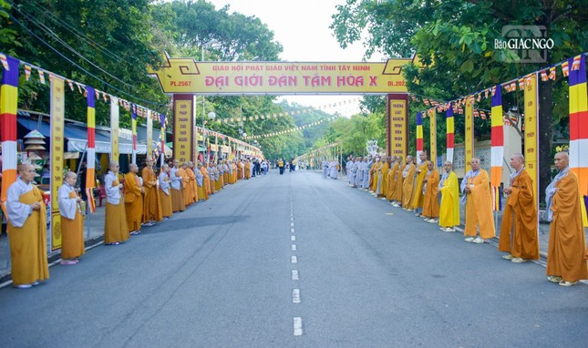 Giới tử cung đón chư tôn đức quang lâm