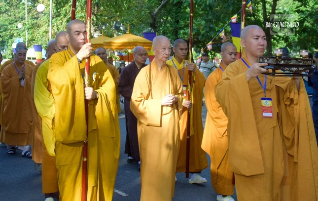 Đức Pháp chủ GHPGVN đã xuống xe, bộ hành từ chân núi đến chùa Linh Sơn Phước Trung