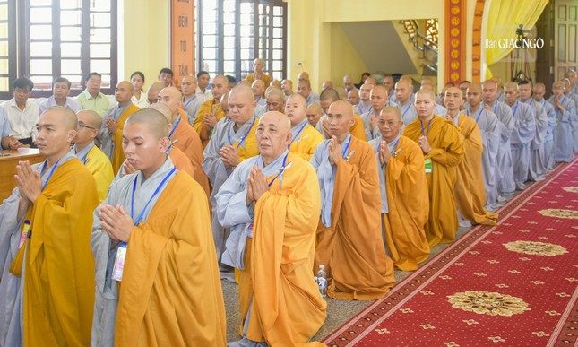 GIới tử cung kính lắng nghe lời giáo giới