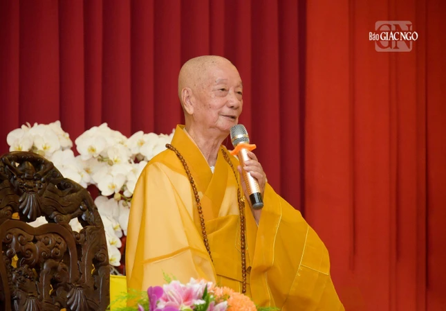 Đức Pháp chủ ban đạo từ