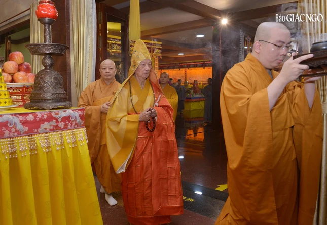 Cung nghinh Đức Pháp chủ quang lâm đàn tràng