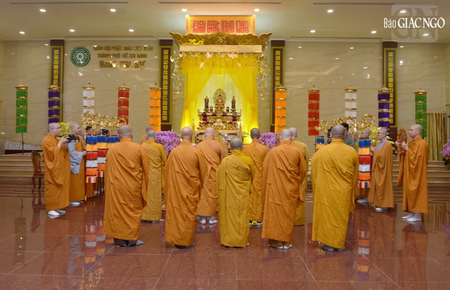 Nhất tâm cầu nguyện cho sự thành tựu của đàn tràng