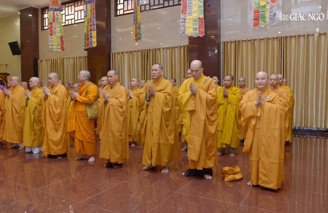 Chư tôn đức Ban Trị sự Phật giáo TP.HCM đồng tham dự