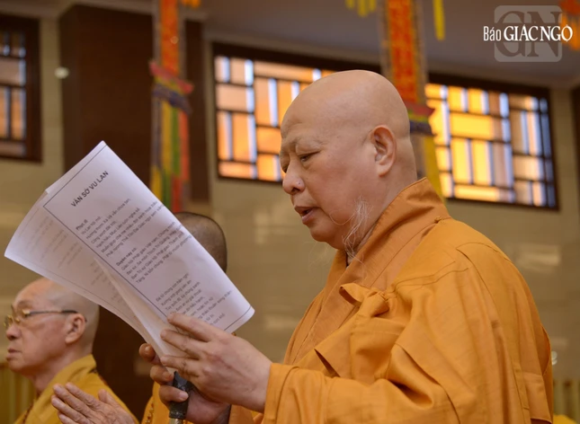 Hòa thượng Thích Lệ Trang dẫn lễ