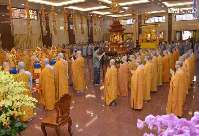 "Sức thiêng Tam bảo nguyện gia trì..."