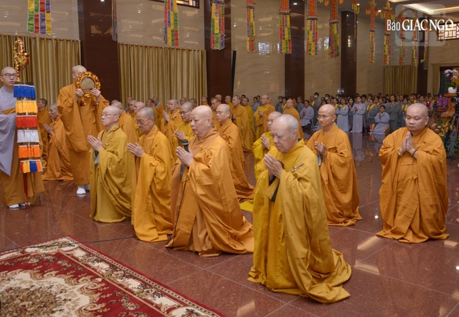 Hòa thượng Thích Lệ Trang cùng chư tôn đức Ban Trị sự Phật giáo TP.HCM cầu thỉnh Đức Pháp chủ có lời khai thị đến Pháp hội