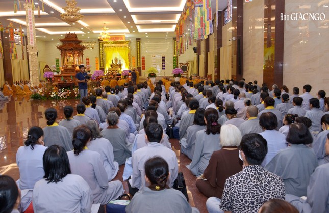 Tín đồ, Phật tử và người dân tùy nghi sắp xếp thời gian tham dự các khóa lễ cầu nguyện, nghe thuyết giảng trong ba ngày liên tục với chương trình niêm yết tại sân Việt Nam Quốc Tự Tín đồ, Phật tử và người dân tùy nghi sắp xếp thời gian tham dự các khóa lễ cầu nguyện, nghe thuyết giảng trong ba ngày liên tục với chương trình niêm yết tại sân Việt Nam Quốc Tự