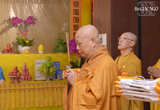 Hòa thượng Thích Lệ Trang niêm hương trước Hàn lâm sở Hòa thượng Thích Lệ Trang niêm hương trước Hàn lâm sở