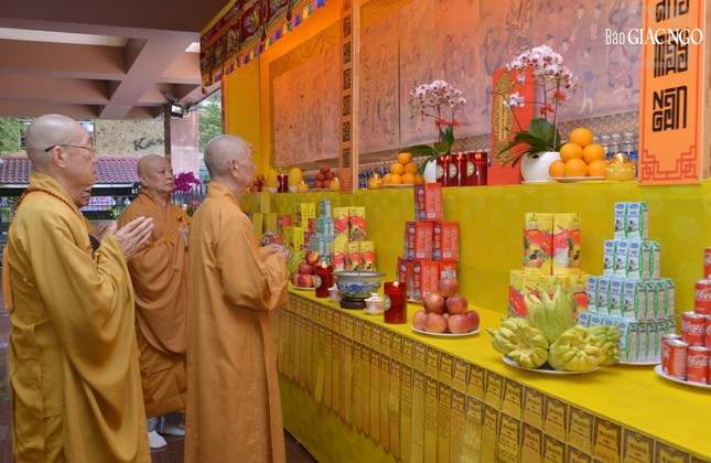 Đức Pháp chủ tuần tự niêm hương gia tâm cầu nguyện trước mỗi án thờ Đức Pháp chủ tuần tự niêm hương gia tâm cầu nguyện trước mỗi án thờ