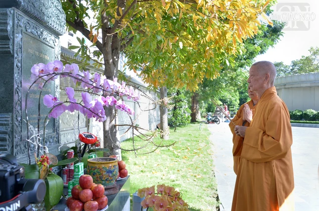 Đức Pháp chủ niêm hương trước bia tưởng niệm đồng bào tử vong trong đại dịch Covid-19