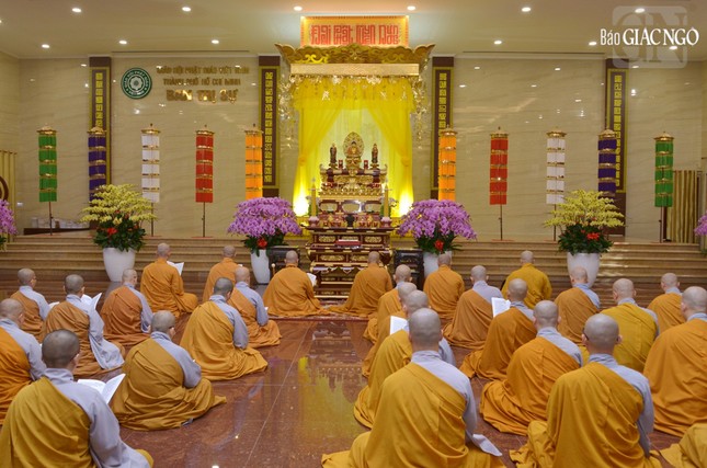 Sau lời khai thị của Đức Pháp chủ, toàn thể đạo tràng đồng tụng Mục Liên sám pháp Sau lời khai thị của Đức Pháp chủ, toàn thể đạo tràng đồng tụng Mục Liên sám pháp