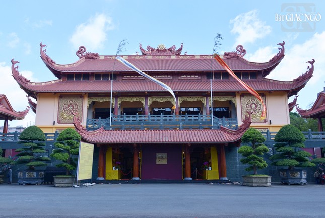 Đàn tràng được trần thiết tại hội tường và sảnh Việt Nam Quốc Tự Đàn tràng được trần thiết tại hội tường và sảnh Việt Nam Quốc Tự