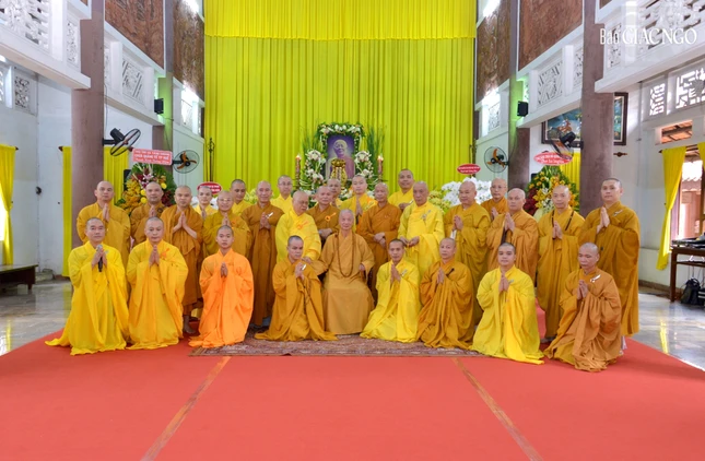 Chụp ảnh lưu niệm cùng chư Tăng trú xứ thiền viện Vạn Hạnh Chụp ảnh lưu niệm cùng chư Tăng trú xứ thiền viện Vạn Hạnh