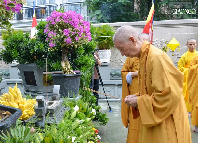 Đức Pháp chủ dâng hương tưởng niệm và hữu nhiễu bảo tháp Đức Pháp chủ dâng hương tưởng niệm và hữu nhiễu bảo tháp