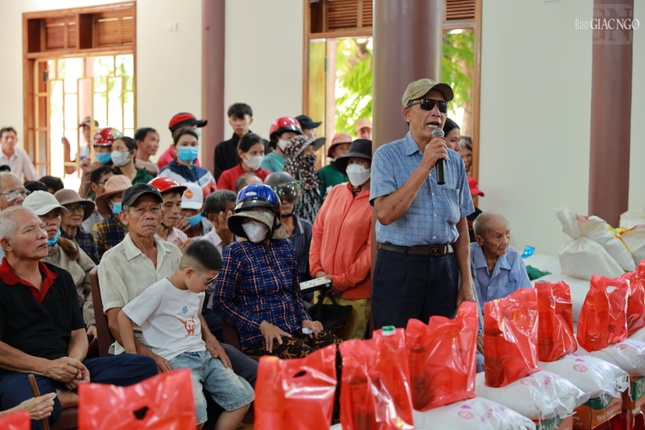 Đại diện bà con xúc động bày tỏ lời tri ân đến đoàn