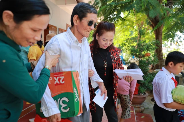 Mỗi món quà trao tặng còn mang ý nghĩa rất lớn về mặt tinh thần Mỗi món quà trao tặng còn mang ý nghĩa rất lớn về mặt tinh thần