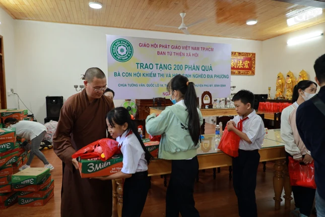 Mỗi phần quà gồm gạo, mì, nhu yếu phẩm và một phần hiện kim Mỗi phần quà gồm gạo, mì, nhu yếu phẩm và một phần hiện kim