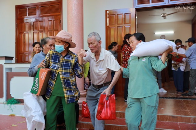 Giúp đỡ nhau vượt qua khó khăn