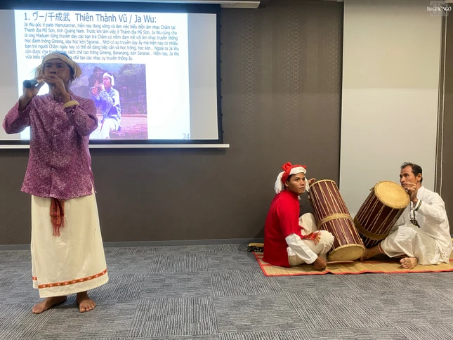 Các nghệ sĩ thuộc Dàn nhạc múa Kawon Khik Nam Krung thừa kế truyền thống của người Chăm Phan Rang trình diễn trong chương trình