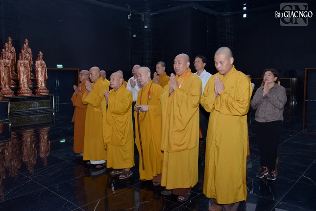 Cầu nguyện tại không gian tâm linh trong quần thể tượng Phật Bà Tây Bổ Đà Sơn