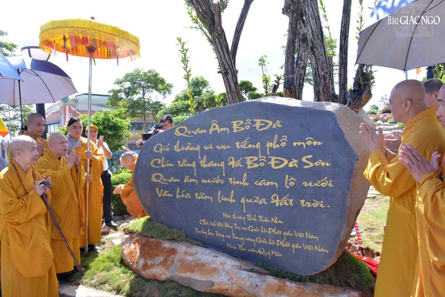 Khánh thành bia đá khắc bài thơ lưu niệm của Hòa thượng Chủ tịch Hội đồng Trị sự Khánh thành bia đá khắc bài thơ lưu niệm của Hòa thượng Chủ tịch Hội đồng Trị sự