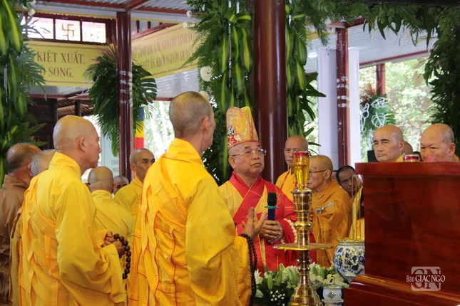 Hòa thượng Thích Phước Trí, đương vi sám chủ thực hiện nghi thức sái tịnh