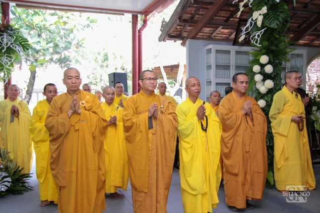 Chư Tăng đồng hộ niệm