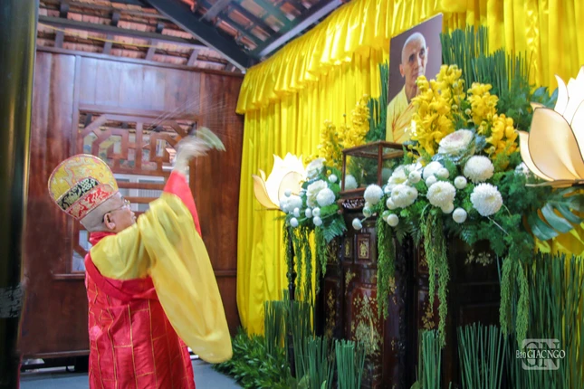 Hòa thượng Thích Phước Trí, đương vi sám chủ thực hiện nghi thức sái tịnh tại Giác linh đường