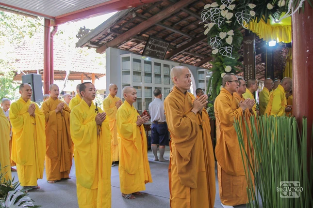 Các thế hệ học trò đảnh lễ