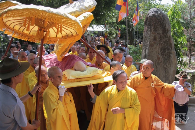 Cung thỉnh nhục thân Hòa thượng đến nơi tôn trí kim quan