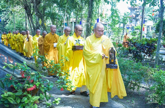 Chư Tăng dẫn lễ