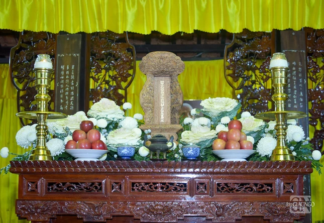 Hương án tôn trí long vị Hòa thượng