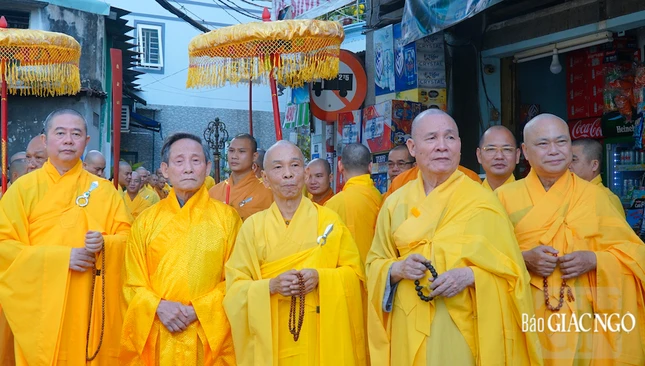 Hòa thượng Thích Nguyên Giác, Giáo sư Lê Mạnh Thát cùng chư Tăng ra tận đường đón Giác linh Hòa thượng Thích Tuệ Sỹ trở về Quảng Hương Già Lam