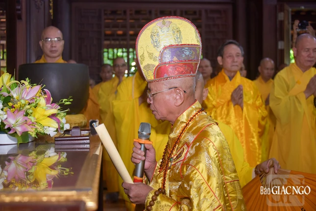 Hòa thượng Thích Huệ Tâm bạch Phật