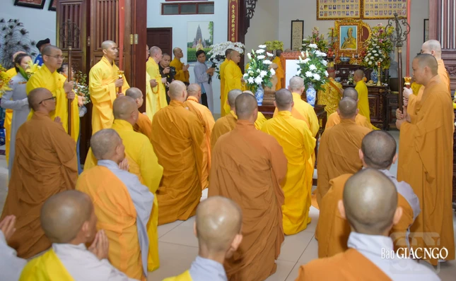 Thỉnh Giác linh đến Tổ đường đảnh lễ chư Tổ, Hòa thượng Bổn sư