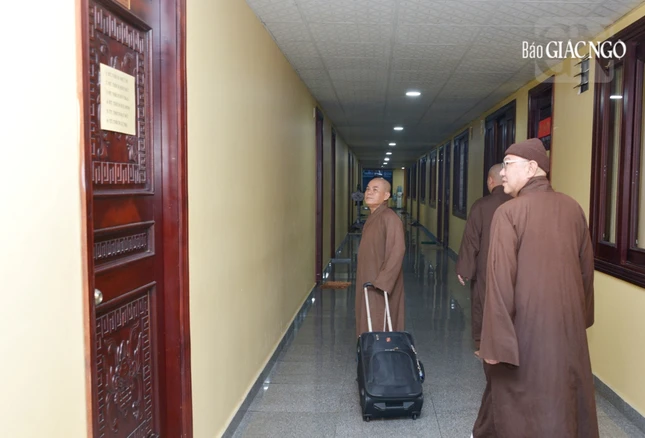 Chư tôn đức đến nhận liêu phòng, an đơn từ sáng sớm Chư tôn đức đến nhận liêu phòng, an đơn từ sáng sớm