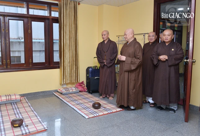 Hòa thượng Thích Lệ Trang đến kiểm tra các liêu phòng Hòa thượng Thích Lệ Trang đến kiểm tra các liêu phòng