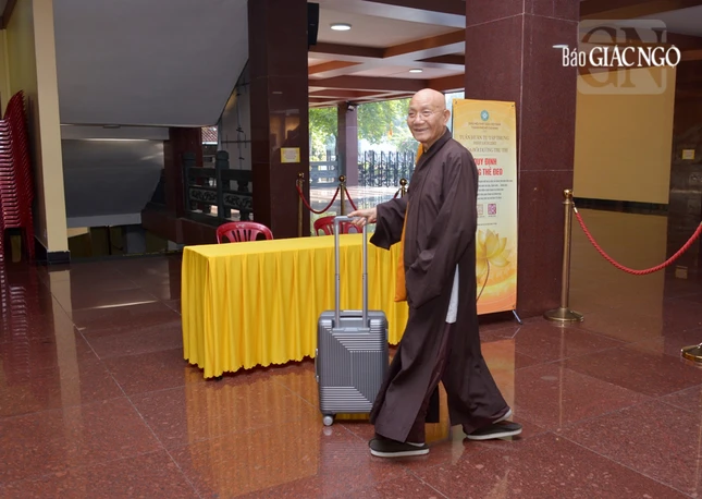 Trưởng lão Hòa thượng Thích Minh Thông phát nguyện nhập chúng tại Việt Nam Quốc Tự Trưởng lão Hòa thượng Thích Minh Thông phát nguyện nhập chúng tại Việt Nam Quốc Tự