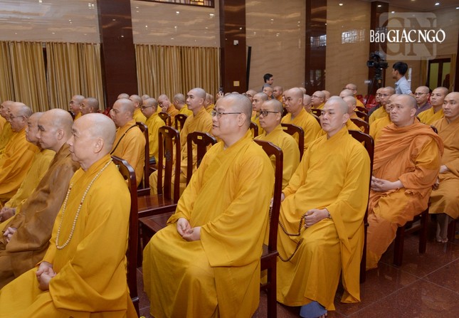 Hành giả lắng nghe phổ biến thanh quy và những điều cần lưu ý trong khóa huân tu