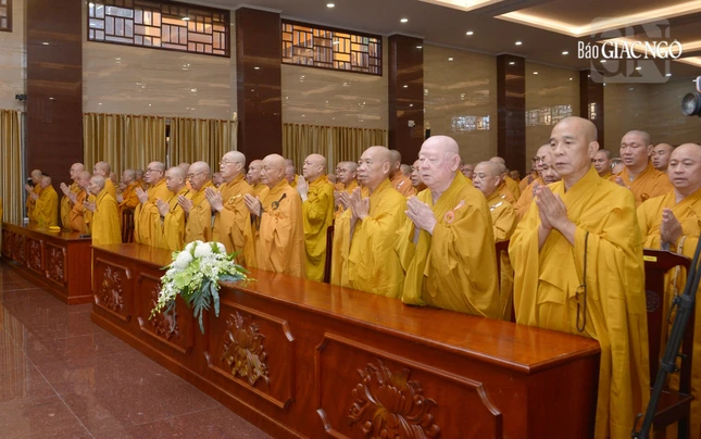 Chư tôn đức khởi thân niệm Phật cầu gia bị Chư tôn đức khởi thân niệm Phật cầu gia bị