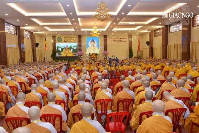 Hội chúng cung kính lắng nghe