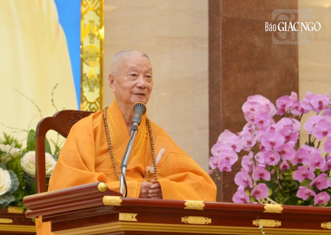 Trong nội dung giáo giới, Đức Pháp chủ GHPGVN đã chia sẻ nhiều thông tin ý nghĩa qua kinh nghiệm tu học và hành đạo