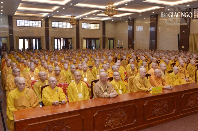 Đức Pháp chủ mong muốn khóa huân tu là cơ hội để thảo luận và đưa ra những hướng đi, khắc phục khiếm khuyết, xây dựng đoàn thể tu học vững vàng Đức Pháp chủ mong muốn khóa huân tu là cơ hội để thảo luận và đưa ra những hướng đi, khắc phục khiếm khuyết, xây dựng đoàn thể tu học vững vàng