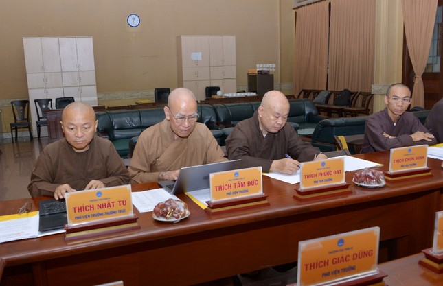 Chư tôn đức Phó viện trưởng Học viện tham gia thảo luận