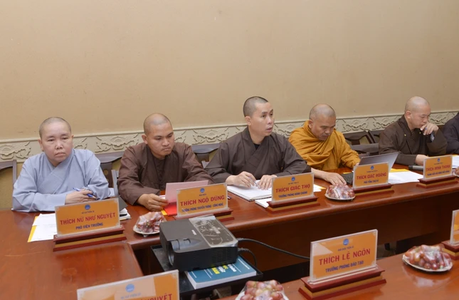 Chư tôn đức Hội đồng Điều hành thảo luận về việc thay đổi thời gian diễn ra lễ tốt nghiệp cử nhân Phật học khóa XIV, XV