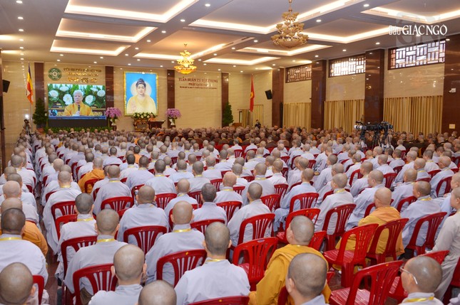 Hội chúng lắng nghe Hòa thượng Thích Lệ Trang đã giải thích về ý nghĩa và vai trò của nghi lễ trong đời sống thiền môn và văn hóa dân tộc