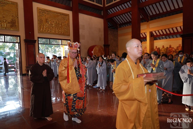 Thượng tọa Thích Thanh Lợi đương vi sám chủ