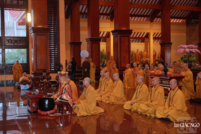 Khóa lễ Nghinh sư duyệt định được cử hành theo truyền thống Phật giáo miền Bắc