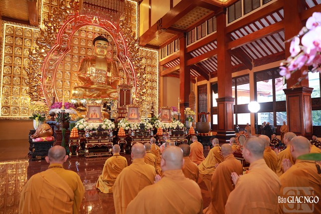 Trước đài vàng thanh tịnh, trang nghiêm Trước đài vàng thanh tịnh, trang nghiêm