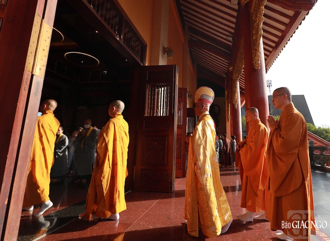 Để cử hành nghi thức Phổ Phật cúng ngọ Để cử hành nghi thức Phổ Phật cúng ngọ